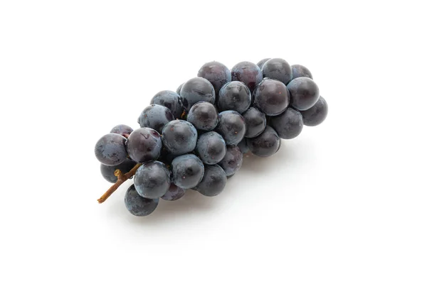 Raisins noirs frais sur fond blanc — Photo