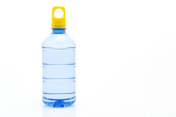 Beyaz arka planda su şişesi — Stok fotoğraf