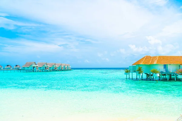 Vackra tropiska Maldiverna Resort hotell och ö med strand a — Stockfoto
