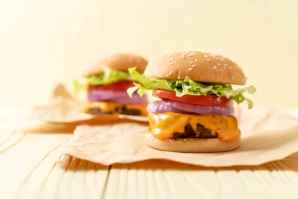 Taze lezzetli biftek burger peynir ve patates kızartması — Stok fotoğraf