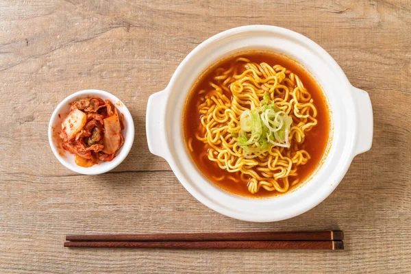 Nouilles instantanées épicées coréennes avec kimchi — Photo