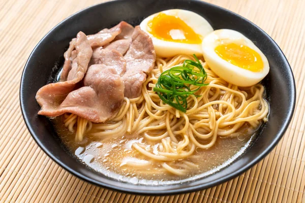 Mie ramen tonkotsu dengan daging babi dan telur — Stok Foto