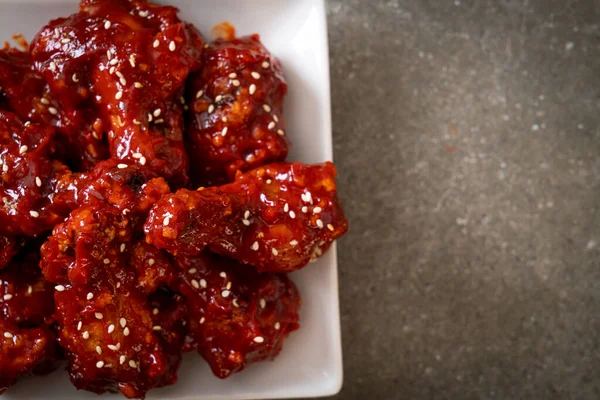 Gebratenes Huhn mit würziger Sauce — Stockfoto