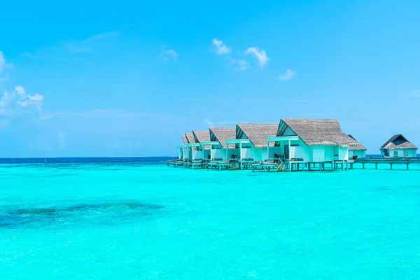 Belle station balnéaire des Maldives tropicales hôtel et île avec plage — Photo