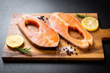 taze çiğ somon fileto biftek