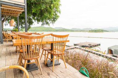 kafe restoranda ahşap masa ve sandalye