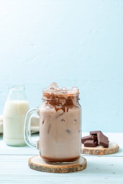 Buzlu çikolata milkshake içecek