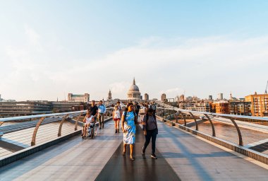 Londra, İngiltere, 27 Ağustos 2019: İnsanlar Millenium b'de yürüyor