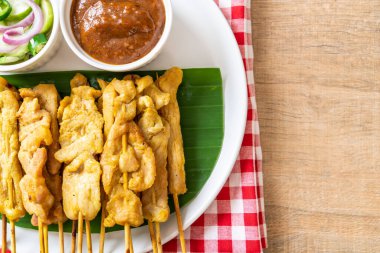 Domuz Satay-ızgara domuz fıstığı sosu veya tatlı ile servis ve 