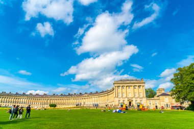Bath, İngiltere - 30 Ağustos 2019: The famous Royal Crescent at Bath 