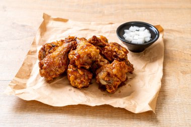 Soslu kızarmış tavuk.