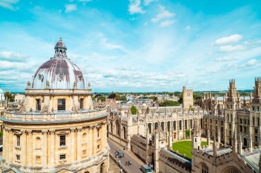 Radcliffe Kamera ve Oxfo Üniversitesi'nde Tüm Souls College