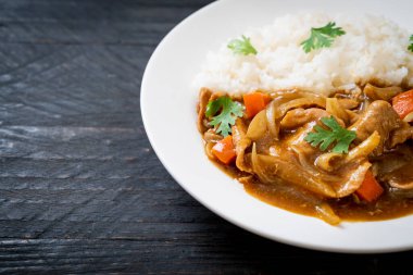 Japon köri pirinç dilimlenmiş domuz eti, havuç ve soğan ile