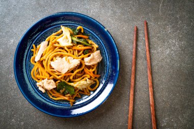 Kızarmış yakisoba eriştesi ve tavuk.