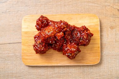 Baharatlı soslu kızarmış tavuk 