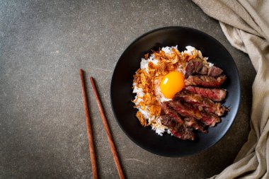 yumurta ile tepesinde pirinç kase dilimlenmiş sığır eti