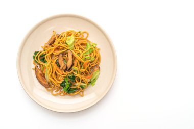 Yakisoba eriştesi sebzeyle kızartılmış - vejetaryen ve vejetaryen