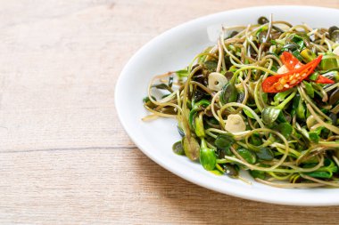 Istiridye sosu ile Kızarmış ayçiçeği Sprout