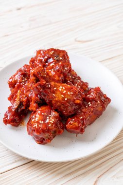 Baharatlı soslu kızarmış tavuk 