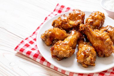 Soslu kızarmış tavuk.