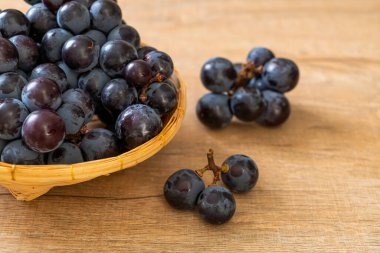 beyaz arka planda taze siyah üzüm