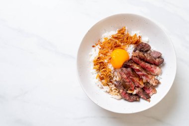 yumurta ile tepesinde pirinç kase dilimlenmiş sığır eti