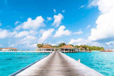 plaj ve deniz ile tropikal Maldivler tatil otel ve ada