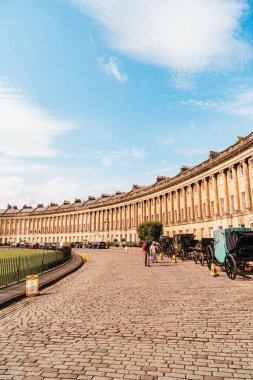 Bath, İngiltere - 30 Ağustos 2019: The famous Royal Crescent at Bath 