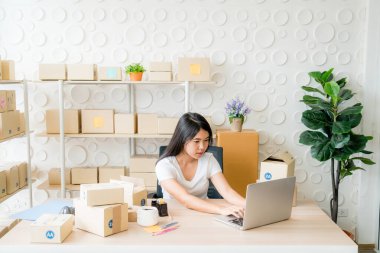 Küçük işletme sahibi, kadın dizüstü bilgisayarda satın alma siparişkontrol