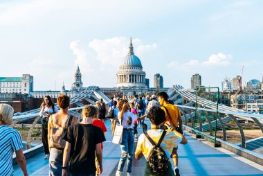 Londra, İngiltere, 27 Ağustos 2019: İnsanlar Millenium b'de yürüyor