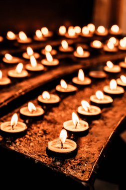 Pek çok yanan mum sığ