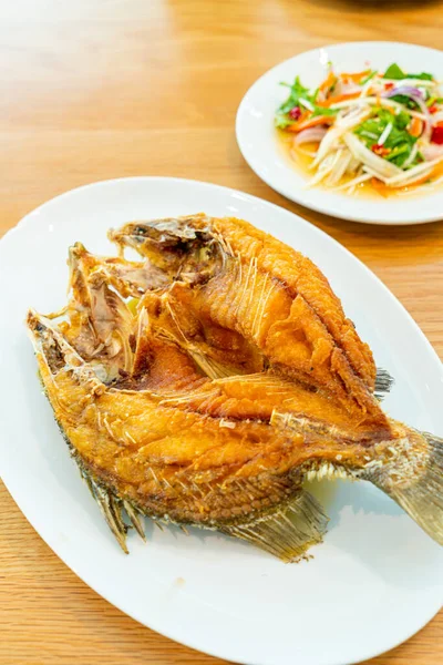 Ikan kakap goreng diatapi dengan saus ikan — Stok Foto