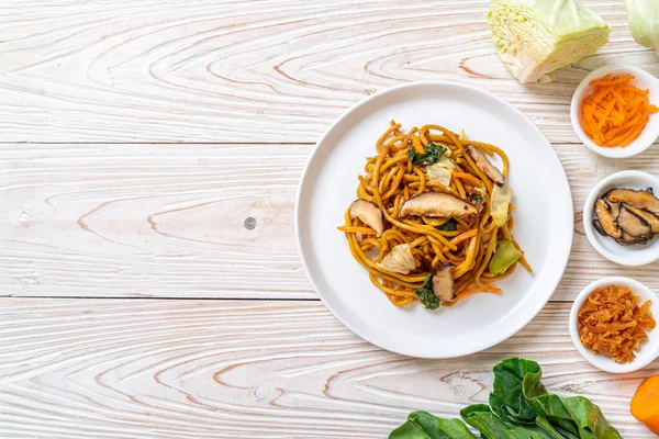 Nouilles yakisoba sauté avec des légumes dans le style asiatique - vega — Photo