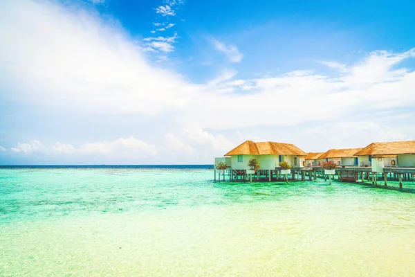 Linda tropical Maldivas resort hotel e ilha com praia a — Fotografia de Stock