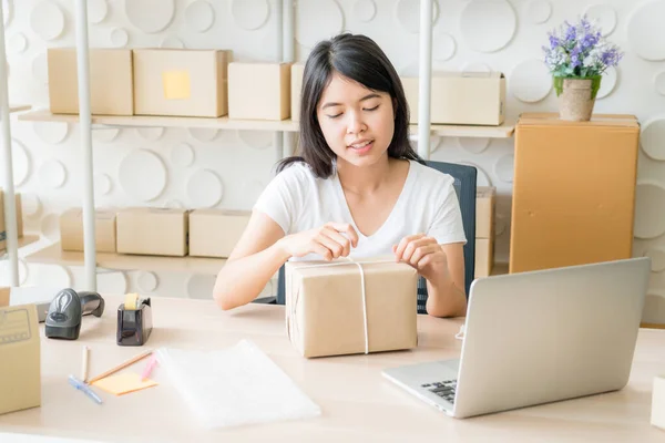 Asian Women business owner working at home with packing box on w — Stock Photo, Image