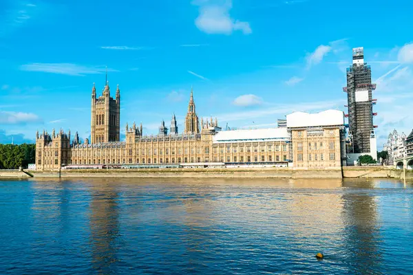 Londra 'daki Büyük Ben ve Westminster Köprüsü. — Stok fotoğraf