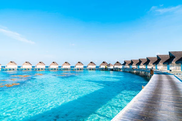 Bellissimo resort tropicale Maldive hotel e isola con spiaggia a — Foto Stock