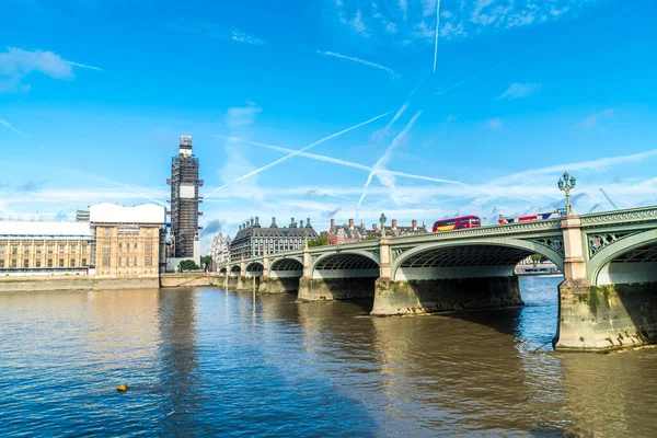 Londra 'daki Büyük Ben ve Westminster Köprüsü. — Stok fotoğraf