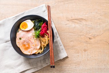 Baharatlı miso udon ramen noodle domuz eti ile