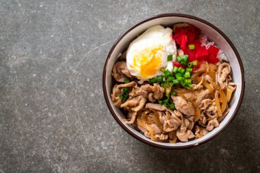domuz eti pilav kasesi ile yumurta (Donburi) - Japon yemekleri 