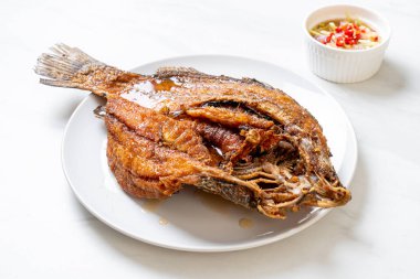 Kızarmış Balık-balık sosu ile