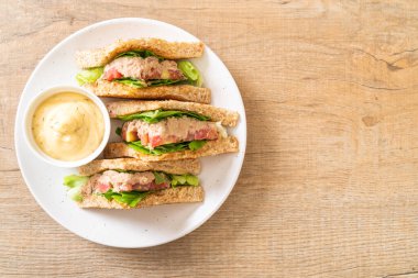 Ev yapımı ton balıklı sandviç 