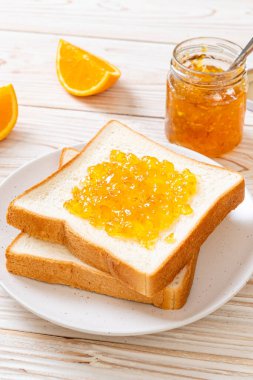 Portakal reçelli ekmek dilimleri 