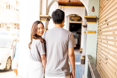 Mutlu genç Asyalı çift aşık iyi vakit geçiriyor