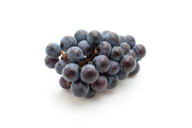 beyaz arka planda taze siyah üzüm