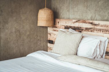 yatakta güzel rahat yastıklar