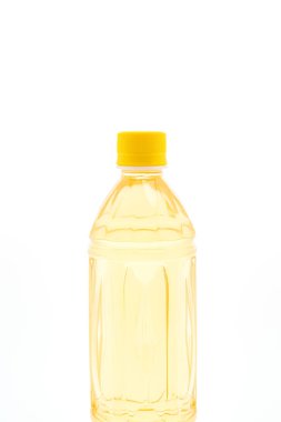 şişe buzlu çay ve yeşil çay beyaz arka plan üzerinde