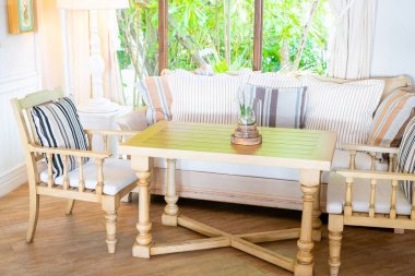 Oturma odasının iç tarafındaki koltukta yastıklar.