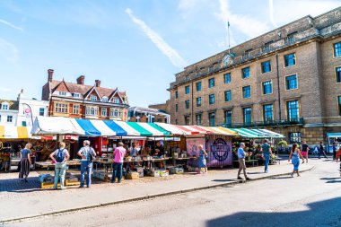 Cambridge/Uk - 28 Ağustos 2019. Pazar Meydanı ve Büyük St Mary's 