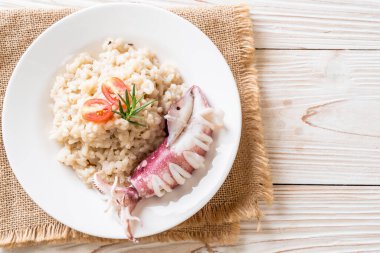 Kalamarlar veya ahtapot risotto
